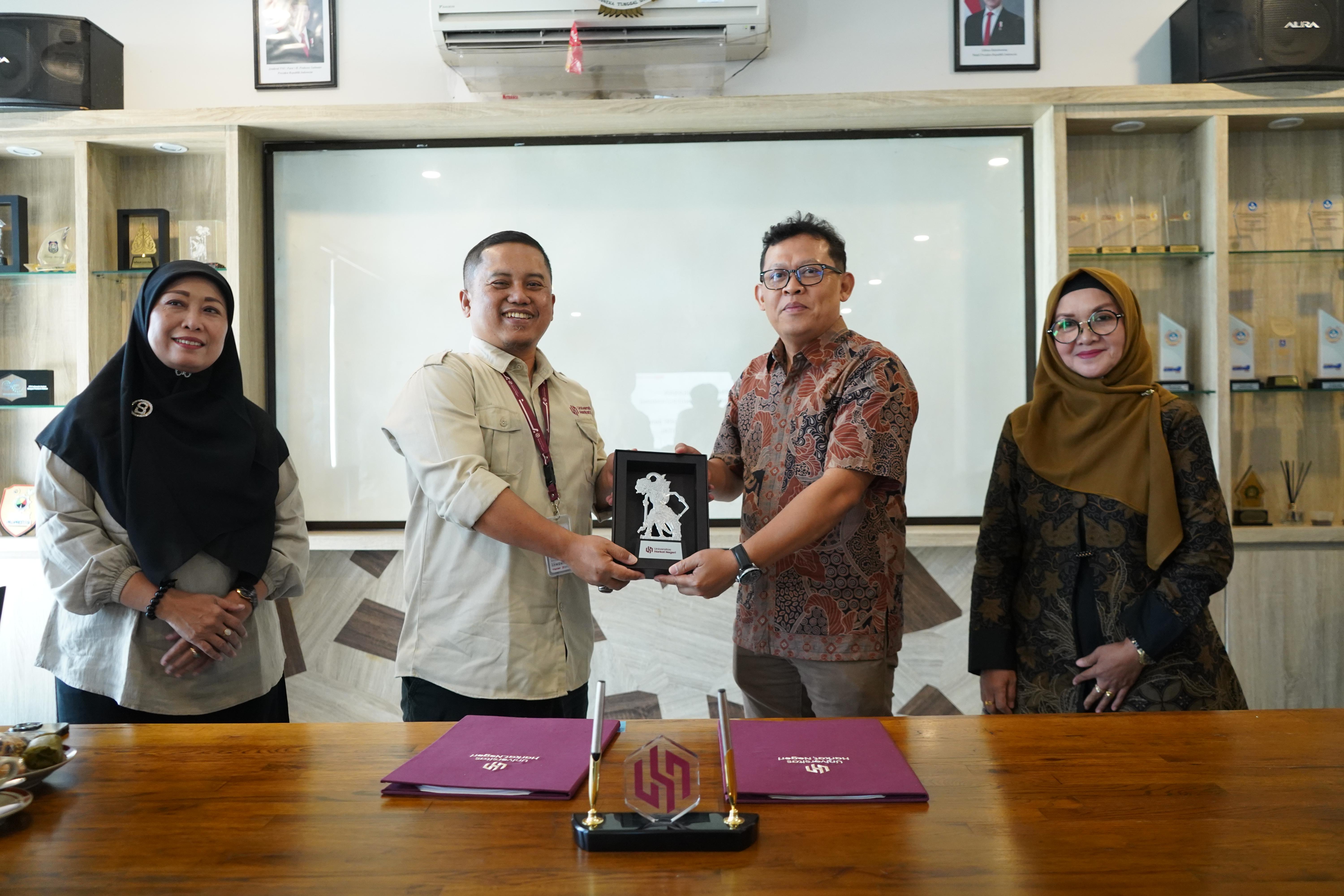images/article_img_Sekolah_Vokasi_Universitas_Harkat_Negeri_Gandeng_DOKTOR_TJ_Bangun_Ekosistem_Digital,_Wujudkan_Kembali_Tegal_sebagai_"Jepangnya_Indonesia".jpg